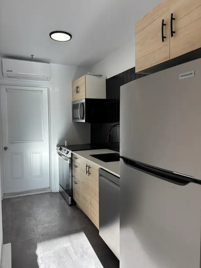 Superbe 3 1/2 rénové à neuf, meublé tout inclus LIBRE - Photo 7