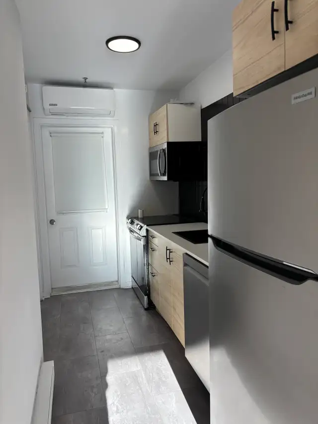 Superbe 3 1/2 rénové à neuf, meublé tout inclus LIBRE - Photo 11