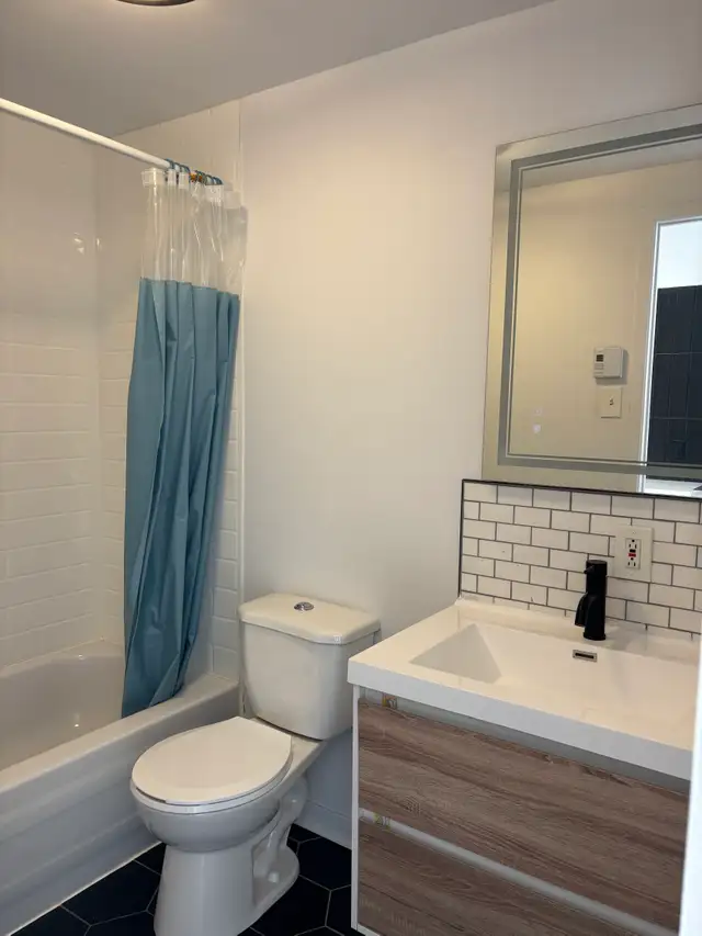 Superbe 3 1/2 rénové à neuf, meublé tout inclus LIBRE - Photo 12