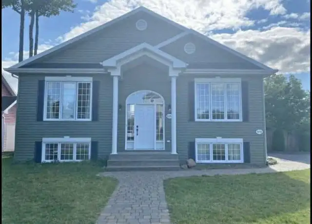 Très grand et beau 3 1/2, St-Émile demi sous-sol LIBRE