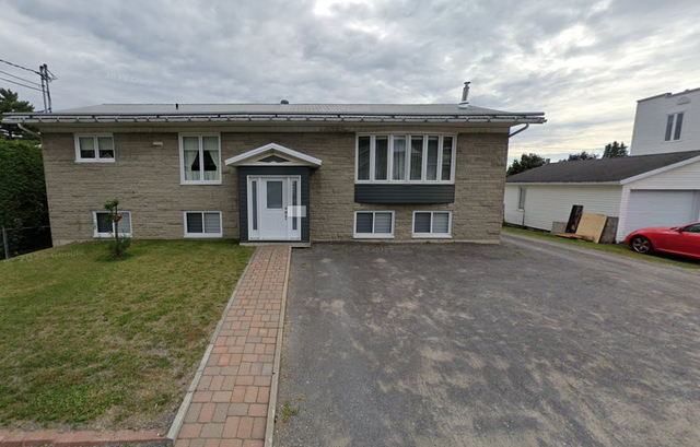 Beau grand 4 1/2, Ste-Anne-de-Beaupré, 2 parkings, Juillet