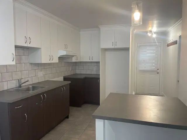 Très grand 5 1/2 Saint-Sauveur, Rénové, Libre - Photo 5