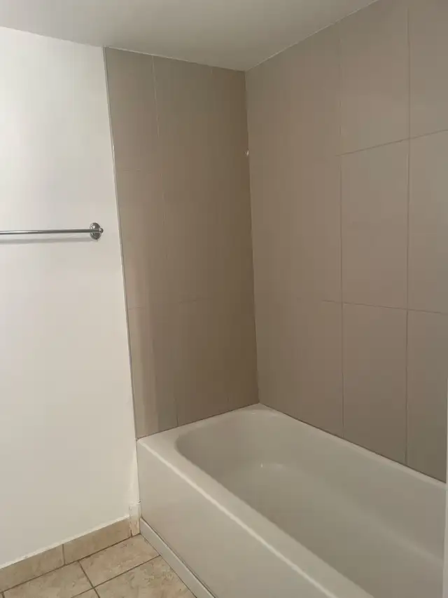 Très grand 5 1/2 Saint-Sauveur, Rénové, Libre - Photo 12