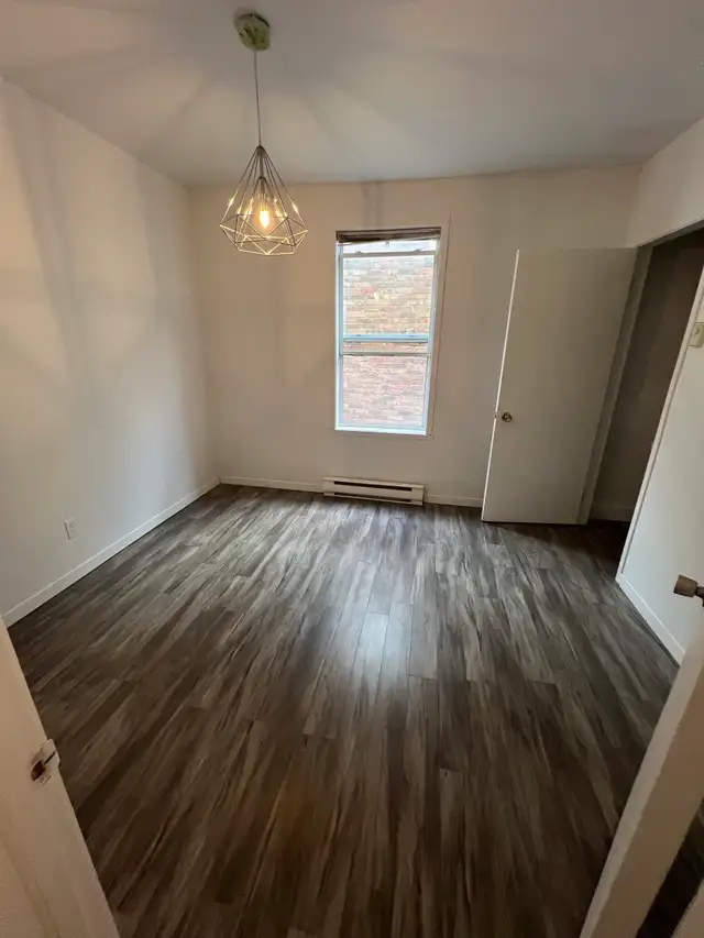 Très beau grand 3 1/2, Limoilou 1er étage Juillet - Photo 2