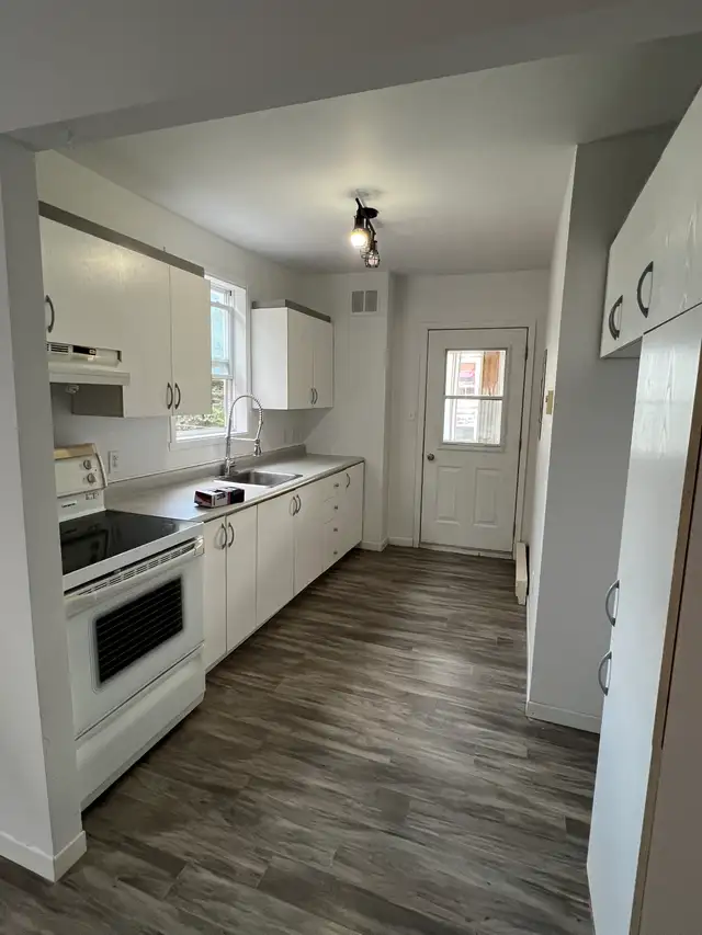 Très beau grand 3 1/2, Limoilou 1er étage Juillet - Photo 4