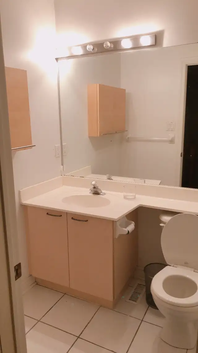 Clean and bright master room(Female house, North York) - Photo 3