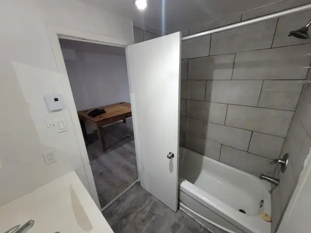 Très beau 4 1/2, Limoilou, demi sous-sol Rénové JUILLET - Photo 4