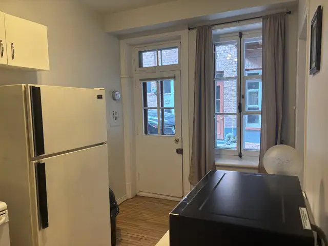 Très beau grand 3 1/2, Vieux-Port Libre MEUBLÉ - Photo 3