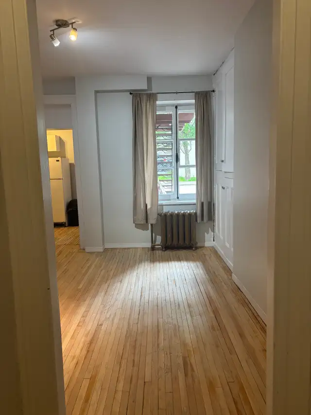 Très beau grand 3 1/2, Vieux-Port Libre MEUBLÉ - Photo 7