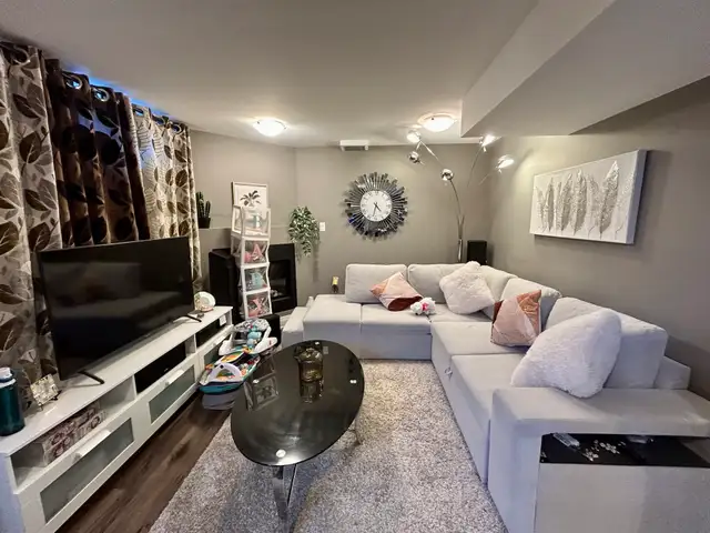 NORTH END Spacious 1 Bed Plus Den Apartment! - Photo 2