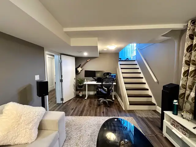 NORTH END Spacious 1 Bed Plus Den Apartment! - Photo 4