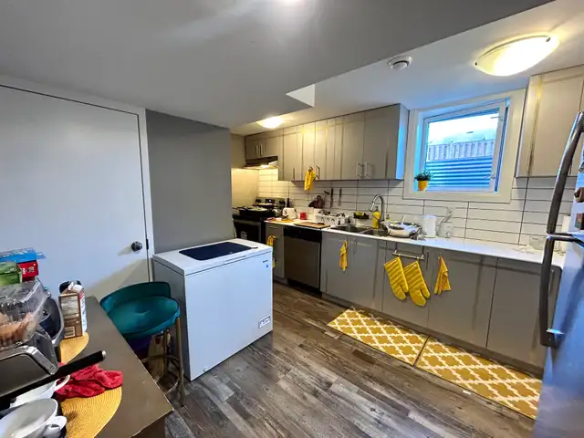 NORTH END Spacious 1 Bed Plus Den Apartment! - Photo 11