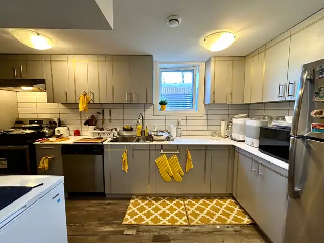 NORTH END Spacious 1 Bed Plus Den Apartment! - Photo 12