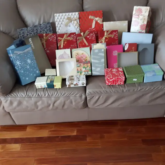 PLUSIEURS DIFFÉRENTES BOITES SACS CADEAU NEUFS: $1.00 CHACUN