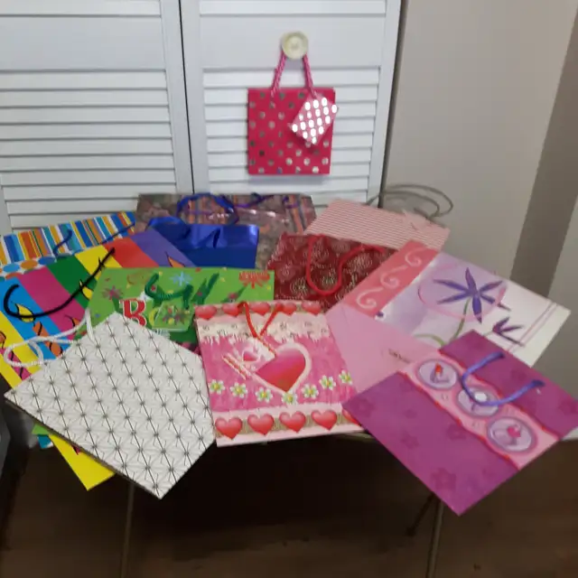 PLUSIEURS DIFFÉRENTES BOITES SACS CADEAU NEUFS: $1.00 CHACUN - Photo 4