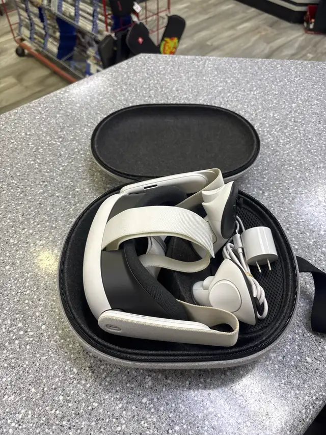 Meta Quest 3 512GB VR Headset With Case - Photo 3