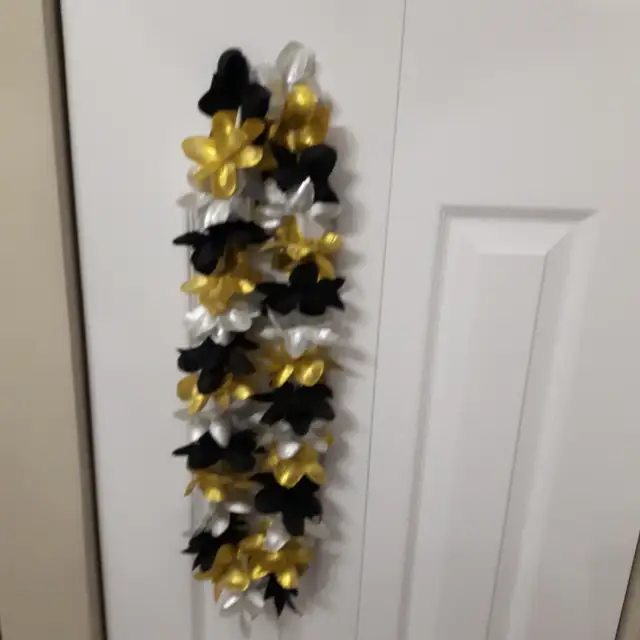 2BEAUX COLLIERS NEUFS EN SATIN ARGENT OR NOIR 20'HAU $5.00CHACUN