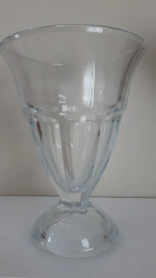 BELLE GRANDE COUPE NEUVE À SUNDAE EN VERRE ÉPAIS 6'HAUT: $10.00