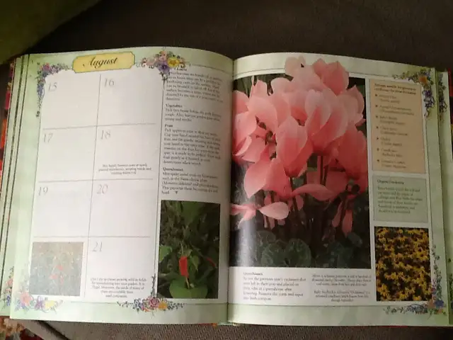 THE GARDENING YEARBOOK and one pair of gardening gloves - Photo 2