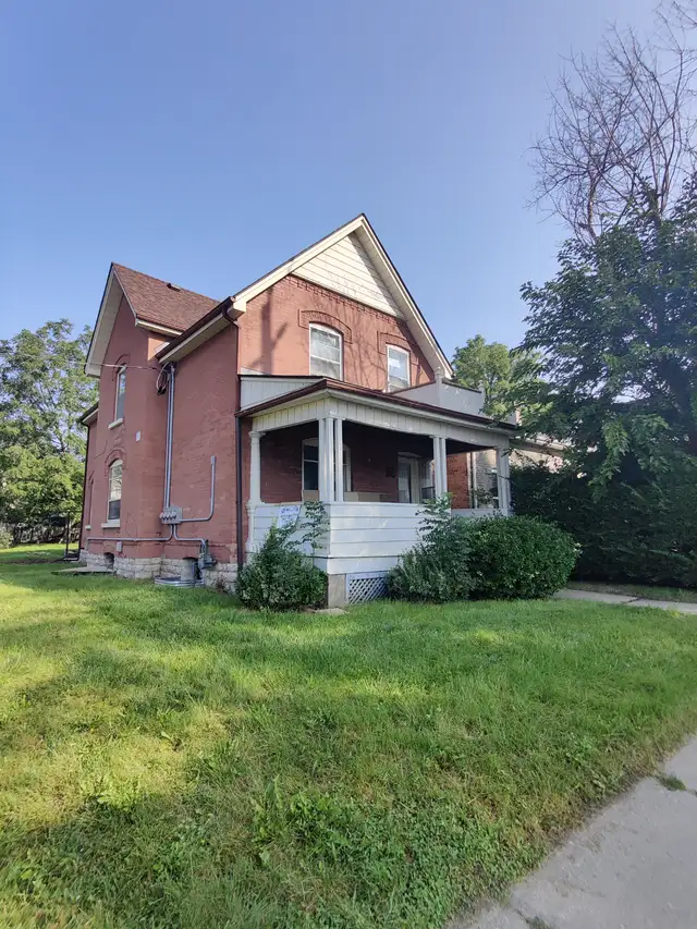 3 BEDROOM 1 BATH UNIT FOR RENT — BRANTFORD, ON - Photo 2