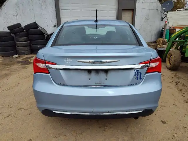 2012 Chrysler 200 - Photo 4
