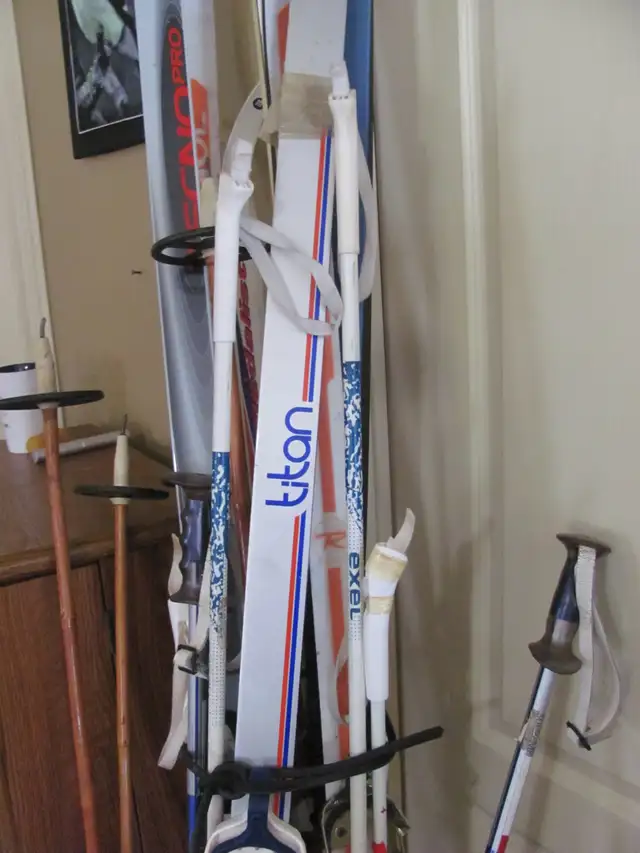 4 paires de skis de fond et patin a vendre