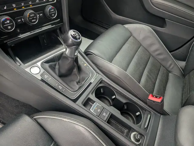 2018 Volkswagen Golf R  AWD Manual Clean Carfax Certified - Photo 8