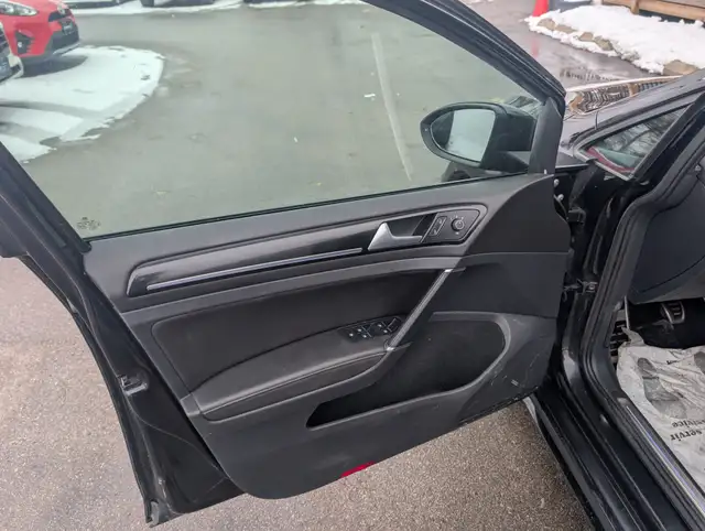 2018 Volkswagen Golf R  AWD Manual Clean Carfax Certified - Photo 9