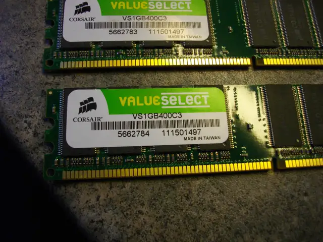 4 ram sticks 2 are 1gb & 2 are 512 all from same computer $15 ca - Photo 2