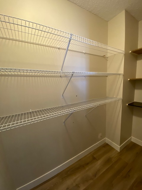 2 Bed / 1 Bath SE Main Floor Suite with Fenced Yard - Photo 2