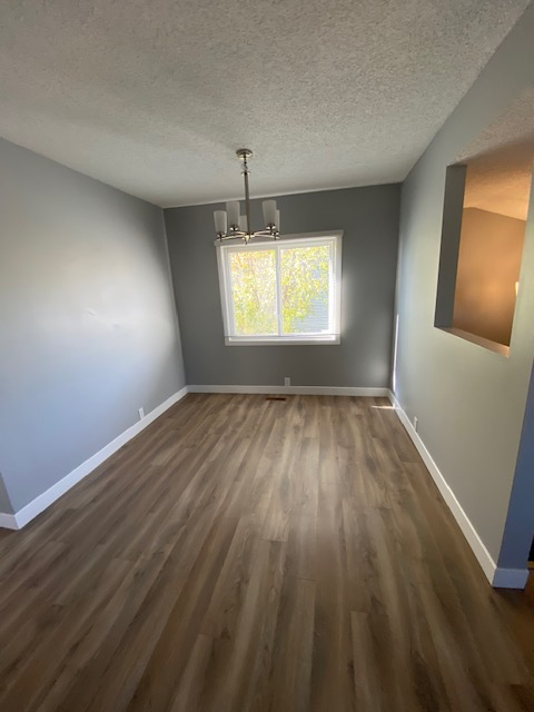 2 Bed / 1 Bath SE Main Floor Suite with Fenced Yard - Photo 4