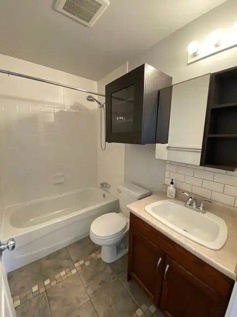 2 Bed / 1 Bath SE Main Floor Suite with Fenced Yard - Photo 8