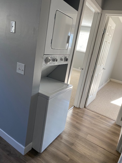 2 Bed / 1 Bath SE Main Floor Suite with Fenced Yard - Photo 9