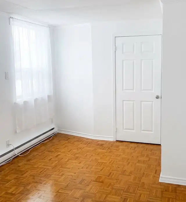 Spacieux 4 1/2 – 2 CAC, Stationnement Privé et Grande Cour - Photo 2