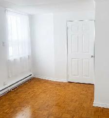 Spacieux 4 1/2 – 2 CAC, Stationnement Privé et Grande Cour - Photo 2