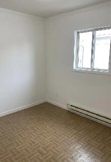 Spacieux 4 1/2 – 2 CAC, Stationnement Privé et Grande Cour - Photo 7