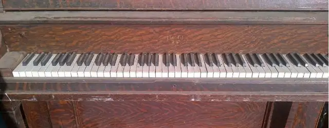 Bell-Tone Piano.  Inherited from a community club. - Photo 4