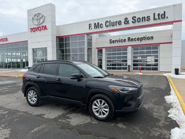 2022 Toyota Corolla Cross LE low kilometres