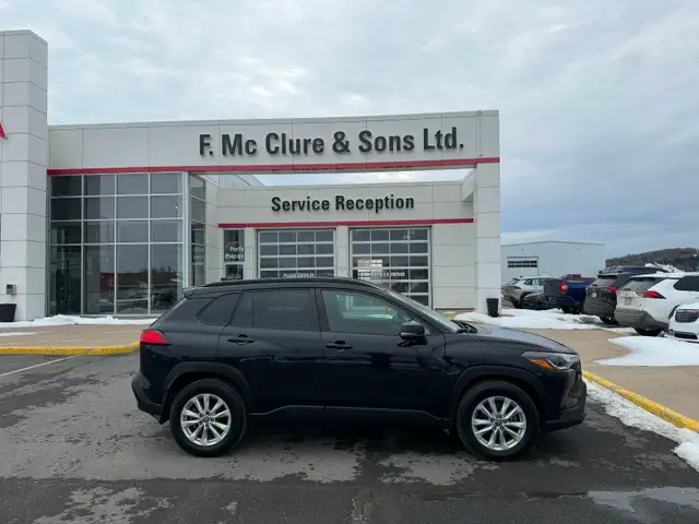 2022 Toyota Corolla Cross LE low kilometres - Photo 2