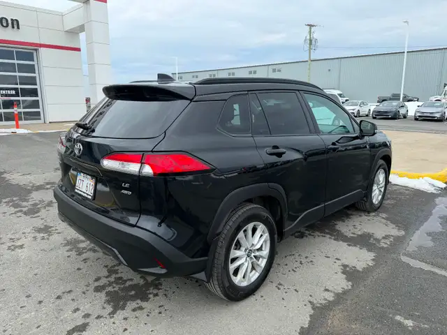 2022 Toyota Corolla Cross LE low kilometres - Photo 3