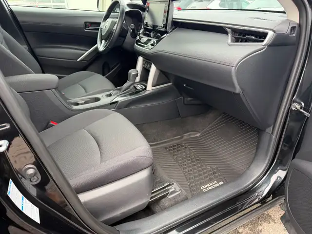 2022 Toyota Corolla Cross LE low kilometres - Photo 10