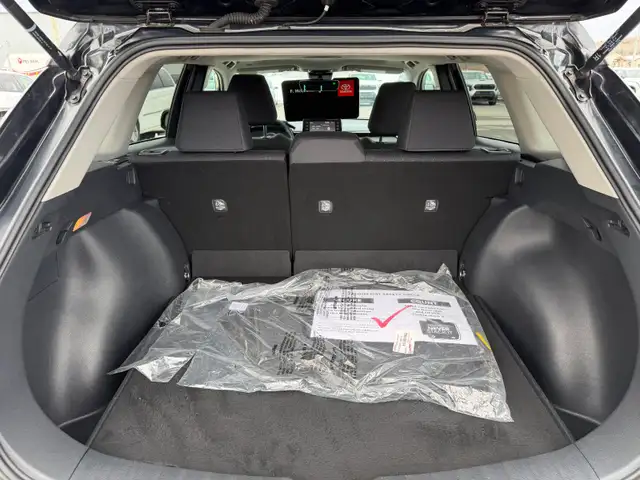 2022 Toyota Corolla Cross LE low kilometres - Photo 12