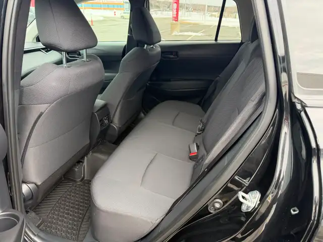 2022 Toyota Corolla Cross LE low kilometres - Photo 13
