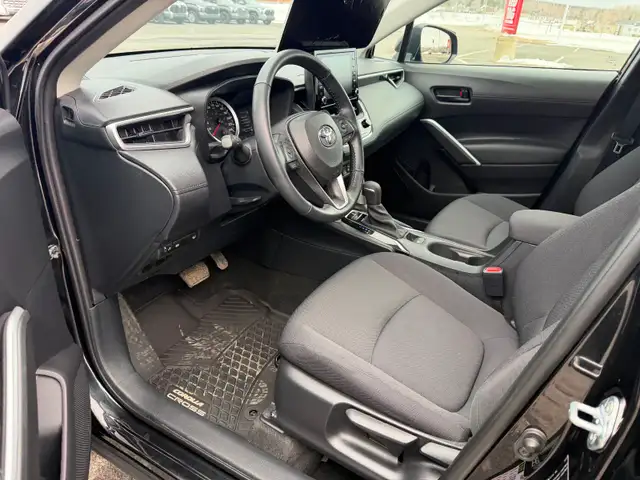 2022 Toyota Corolla Cross LE low kilometres - Photo 14