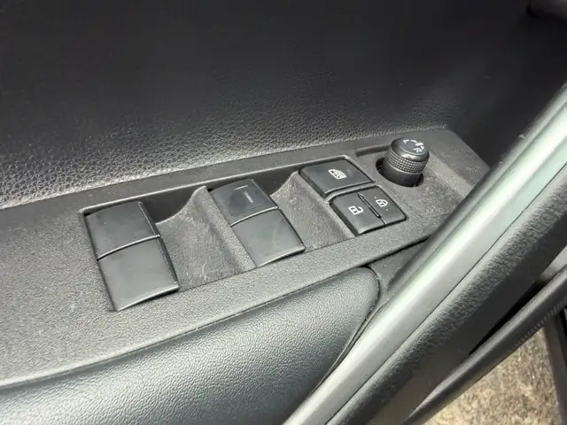 2022 Toyota Corolla Cross LE low kilometres - Photo 15