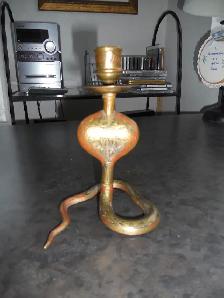 VINTAGE SOLID BRASS COBRA CANDLESTICK - Photo 2