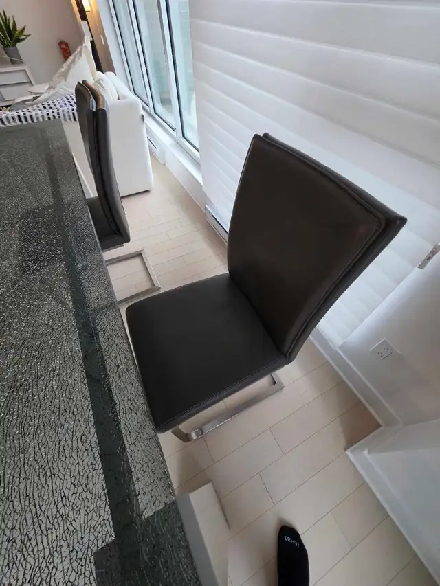 High End Glass Table with 4 leather chairs - Photo 6