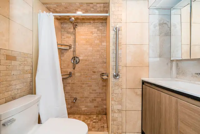 BEAUTIFUL HIGH CEILING 3BR BASEMENT W/ LIVING ROOM ON MADISON! - Photo 9