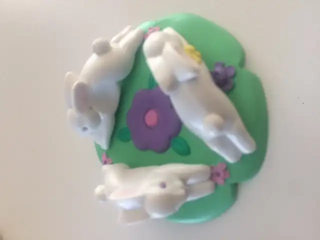 BEAU COQUETIER NEUF DE 3.5'DIAMÈTRE DANS SA BOITE CADEAU: $5.00