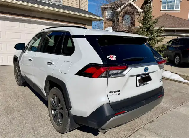 2023 Toyota RAV4 Limited Hybrid - Photo 3
